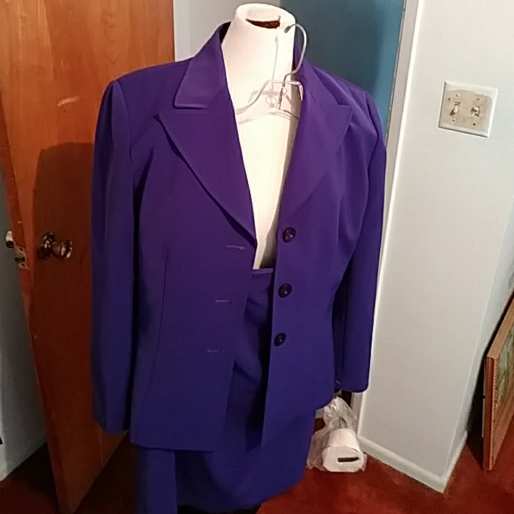 NWT Le Suit Essentials deep purple skirt suit